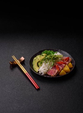 Susam tohumu, pirinç ve sebze dolu bir kasede kurutulmuş ton balığı. Tasarımınız için arkaplan olarak ton balığı tataki.