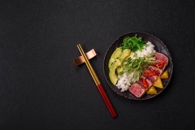 Susam tohumu, pirinç ve sebze dolu bir kasede kurutulmuş ton balığı. Tasarımınız için arkaplan olarak ton balığı tataki.