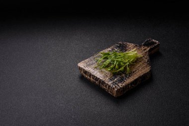 Sağlıklı bir detoks salatası ya da başka bir yemek için taze yeşil bezelye mikroyeşili filizleri. Tasarımınız için besin arkaplanı olarak bezelye mikroçimleri.