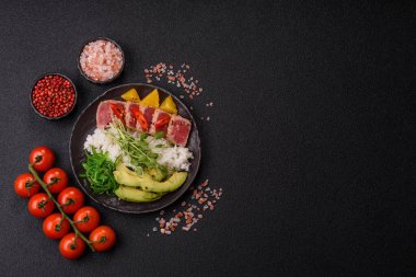 Susam tohumu, pirinç ve sebze dolu bir kasede kurutulmuş ton balığı. Tasarımınız için arkaplan olarak ton balığı tataki.