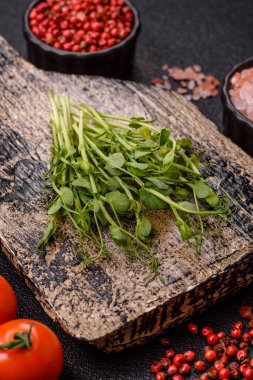 Sağlıklı bir detoks salatası ya da başka bir yemek için taze yeşil bezelye mikroyeşili filizleri. Tasarımınız için besin arkaplanı olarak bezelye mikroçimleri.