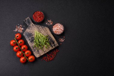 Sağlıklı bir detoks salatası ya da başka bir yemek için taze yeşil bezelye mikroyeşili filizleri. Tasarımınız için besin arkaplanı olarak bezelye mikroçimleri.