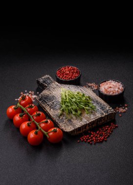 Sağlıklı bir detoks salatası ya da başka bir yemek için taze yeşil bezelye mikroyeşili filizleri. Tasarımınız için besin arkaplanı olarak bezelye mikroçimleri.