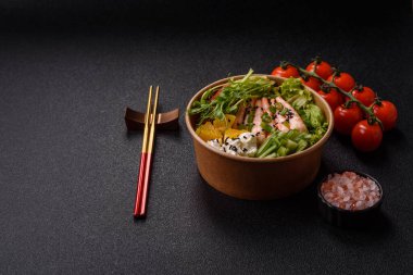 Pirinç, domates, sos ve sebzeli karides kasesi, Asya yemeği. Tasarımınız için karides ya da karides.