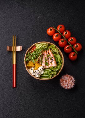 Pirinç, domates, sos ve sebzeli karides kasesi, Asya yemeği. Tasarımınız için karides ya da karides.