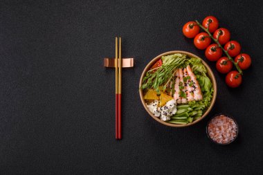 Pirinç, domates, sos ve sebzeli karides kasesi, Asya yemeği. Tasarımınız için karides ya da karides.