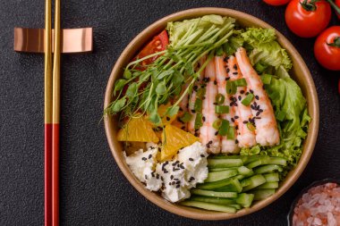 Pirinç, domates, sos ve sebzeli karides kasesi, Asya yemeği. Tasarımınız için karides ya da karides.