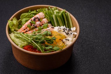 Pirinç, domates, sos ve sebzeli karides kasesi, Asya yemeği. Tasarımınız için karides ya da karides.