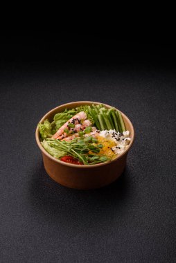 Pirinç, domates, sos ve sebzeli karides kasesi, Asya yemeği. Tasarımınız için karides ya da karides.