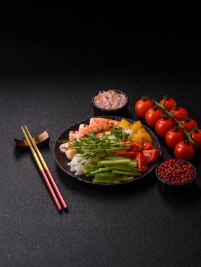 Pirinç, domates, sos ve sebzeli karides kasesi, Asya yemeği. Tasarımınız için karides ya da karides.