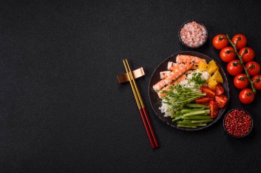 Pirinç, domates, sos ve sebzeli karides kasesi, Asya yemeği. Tasarımınız için karides ya da karides.