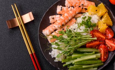 Pirinç, domates, sos ve sebzeli karides kasesi, Asya yemeği. Tasarımınız için karides ya da karides.