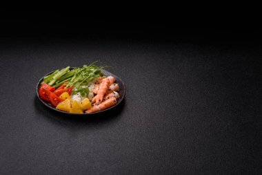 Pirinç, domates, sos ve sebzeli karides kasesi, Asya yemeği. Tasarımınız için karides ya da karides.