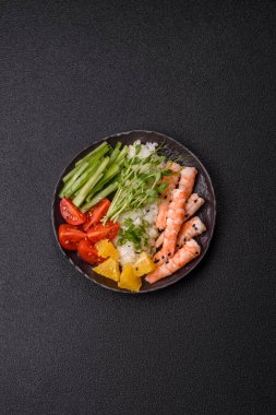 Pirinç, domates, sos ve sebzeli karides kasesi, Asya yemeği. Tasarımınız için karides ya da karides.