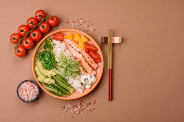 Pirinç, domates, sos ve sebzeli karides kasesi, Asya yemeği. Tasarımınız için karides ya da karides.