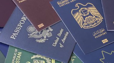 Farklı ülkelerden gelen birkaç pasaport ve uluslararası kimlik kartı. Pasaport