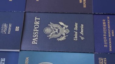 Farklı ülkelerden gelen birkaç pasaport ve uluslararası kimlik kartı. Pasaport
