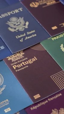 Farklı ülkelerden gelen birkaç pasaport ve uluslararası kimlik kartı. Pasaport