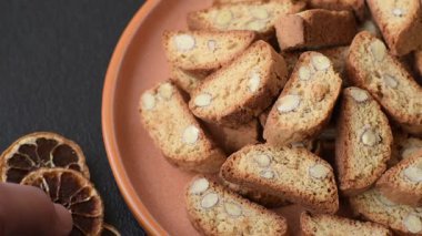 Bademli İtalyan cantuccini kurabiyeleri, tatlı bir bisküvi. Cantuccini kurabiyeleri