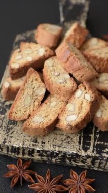 Bademli İtalyan cantuccini kurabiyeleri, tatlı bir bisküvi. Cantuccini kurabiyeleri