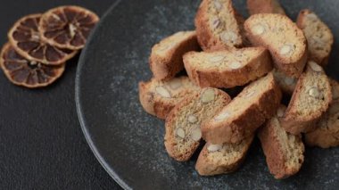 Bademli İtalyan cantuccini kurabiyeleri, tatlı bir bisküvi. Cantuccini kurabiyeleri