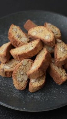Bademli İtalyan cantuccini kurabiyeleri, tatlı bir bisküvi. Cantuccini kurabiyeleri