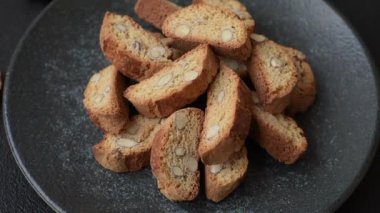 Bademli İtalyan cantuccini kurabiyeleri, tatlı bir bisküvi. Cantuccini kurabiyeleri