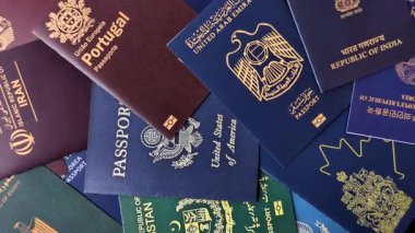 Farklı ülkelerden gelen birkaç pasaport ve uluslararası kimlik kartı. Pasaport