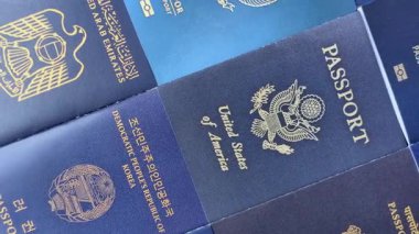 Farklı ülkelerden gelen birkaç pasaport ve uluslararası kimlik kartı. Pasaport