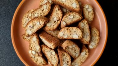 Bademli İtalyan cantuccini kurabiyeleri, tatlı bir bisküvi. Cantuccini kurabiyeleri