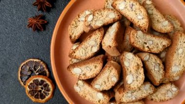 Bademli İtalyan cantuccini kurabiyeleri, tatlı bir bisküvi. Cantuccini kurabiyeleri