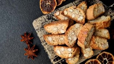 Bademli İtalyan cantuccini kurabiyeleri, tatlı bir bisküvi. Cantuccini kurabiyeleri