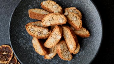 Bademli İtalyan cantuccini kurabiyeleri, tatlı bir bisküvi. Cantuccini kurabiyeleri