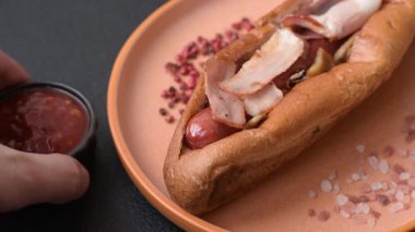 Sosisli sandviç, pastırma, sosis ve sağlıksız bir paket yemek. Pastırmalı sosisli.