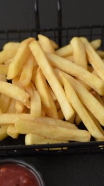 Patates kızartması tuzlu, çıtır çıtır ve yağda kızartılmış, sağlıksız yemek. Patates kızartması