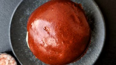 Bir hamburger, peynirli bir hamburger, sığır eti ve bir çörek, sağlıksız bir paket yemektir. Bir hamburger.