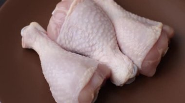 Çiğ tavuk bacağı, kemikteki tavuk eti barbekü için. Tavuk bacağı yemek arkaplanı.