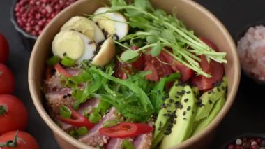 Susam tohumu, pirinç ve sebze dolu bir kasede kurutulmuş ton balığı. Ton balıklı sandviç.