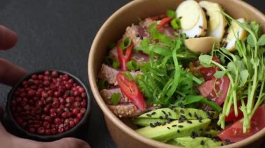 Susam tohumu, pirinç ve sebze dolu bir kasede kurutulmuş ton balığı. Ton balıklı sandviç.