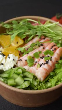 Pirinç, domates, sos ve sebzeli karides kasesi, Asya yemeği. Karides mi karides mi?