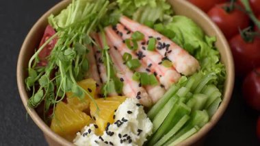 Pirinç, domates, sos ve sebzeli karides kasesi, Asya yemeği. Karides mi karides mi?