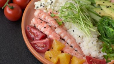 Pirinç, domates, sos ve sebzeli karides kasesi, Asya yemeği. Karides mi karides mi?