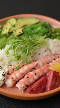 Pirinç, domates, sos ve sebzeli karides kasesi, Asya yemeği. Karides mi karides mi?