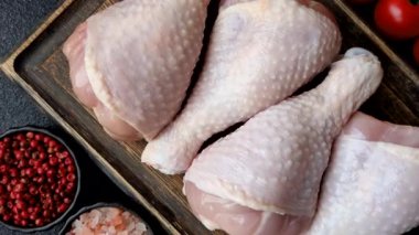 Çiğ tavuk bacağı, kemikteki tavuk eti barbekü için. Tavuk bacağı yemek arkaplanı.