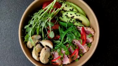 Susam tohumu, pirinç ve sebze dolu bir kasede kurutulmuş ton balığı. Ton balıklı sandviç.