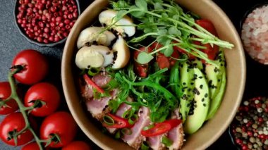 Susam tohumu, pirinç ve sebze dolu bir kasede kurutulmuş ton balığı. Ton balıklı sandviç.