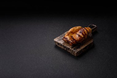 Öğle yemeği için ızgarada pişmiş kemiksiz tavuk budu. Tasarımınız için ızgara tavuk..