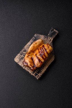 Öğle yemeği için ızgarada pişmiş kemiksiz tavuk budu. Tasarımınız için ızgara tavuk..