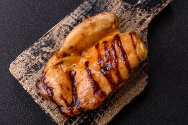 Öğle yemeği için ızgarada pişmiş kemiksiz tavuk budu. Tasarımınız için ızgara tavuk..