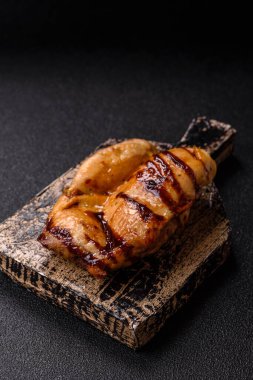 Öğle yemeği için ızgarada pişmiş kemiksiz tavuk budu. Tasarımınız için ızgara tavuk..